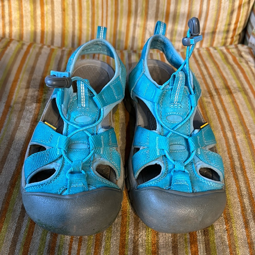 Women’s 7.5 turquoise Keen sandals